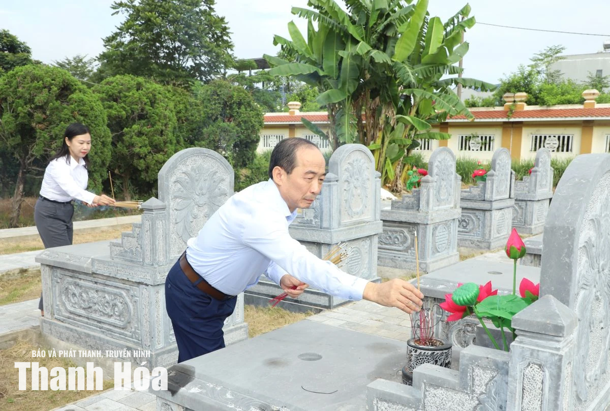 Phó Chủ tịch Thường trực HĐND tỉnh Lê Tiến Lam viếng các Anh hùng liệt sĩ; thăm, tặng quà gia đình chính sách