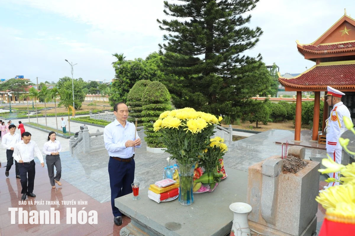 Phó Chủ tịch Thường trực HĐND tỉnh Lê Tiến Lam viếng các Anh hùng liệt sĩ; thăm, tặng quà gia đình chính sách