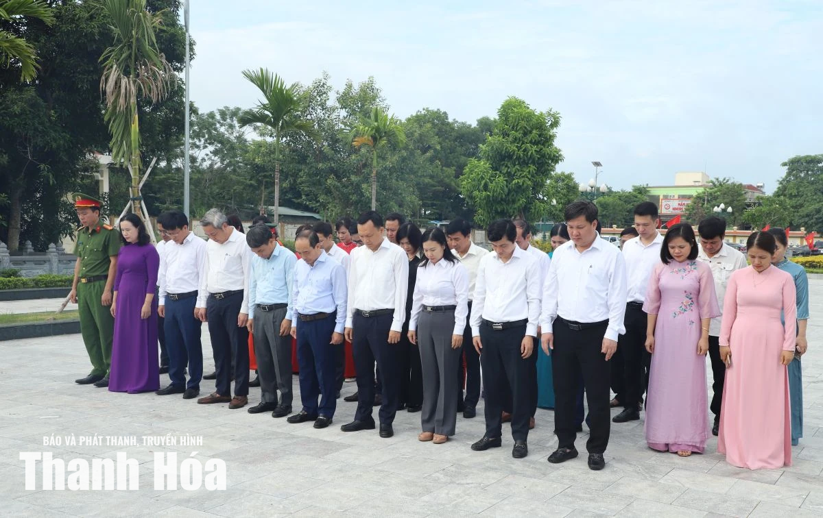 Phó Chủ tịch Thường trực HĐND tỉnh Lê Tiến Lam viếng các Anh hùng liệt sĩ; thăm, tặng quà gia đình chính sách
