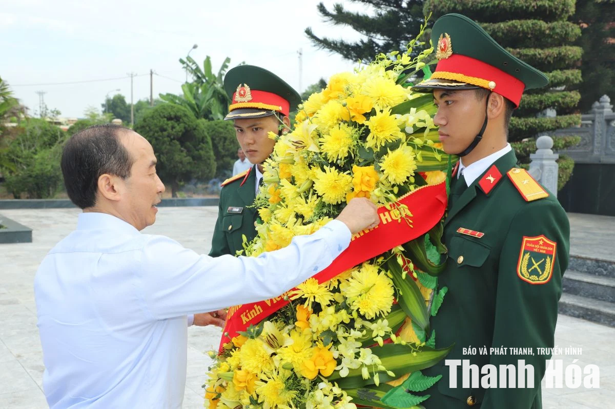 Phó Chủ tịch Thường trực HĐND tỉnh Lê Tiến Lam viếng các Anh hùng liệt sĩ; thăm, tặng quà gia đình chính sách