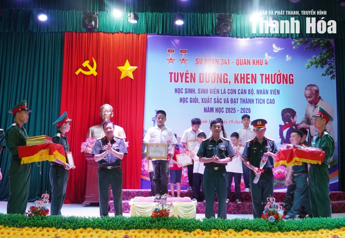 Sư đoàn 341 khen thưởng con em cán bộ, nhân viên đạt thành tích cao trong học tập