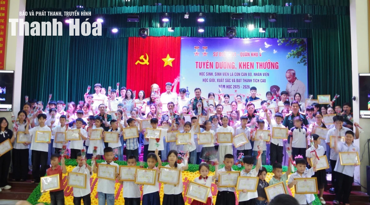 Sư đoàn 341 khen thưởng con em cán bộ, nhân viên đạt thành tích cao trong học tập