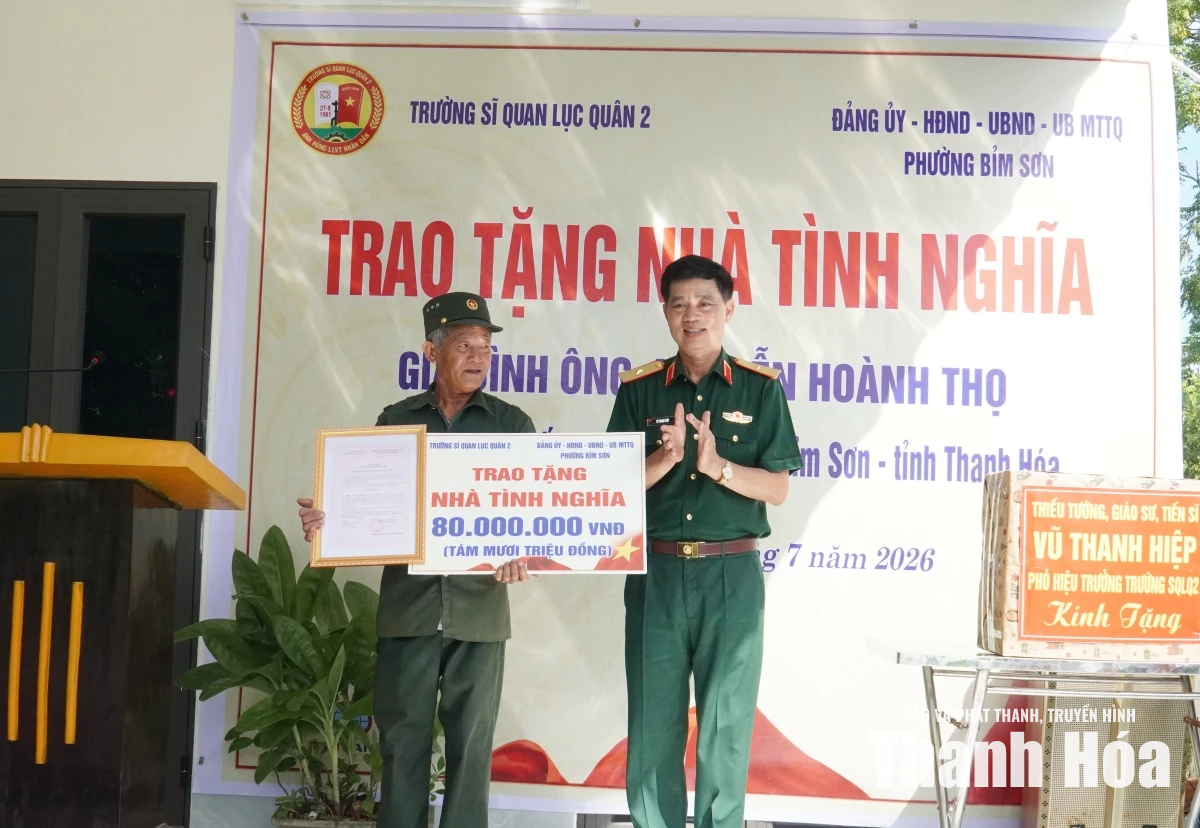 Trường Sĩ quan Lục quân 2 trao nhà tình nghĩa, nhà đại đoàn kết tại phường Bỉm Sơn