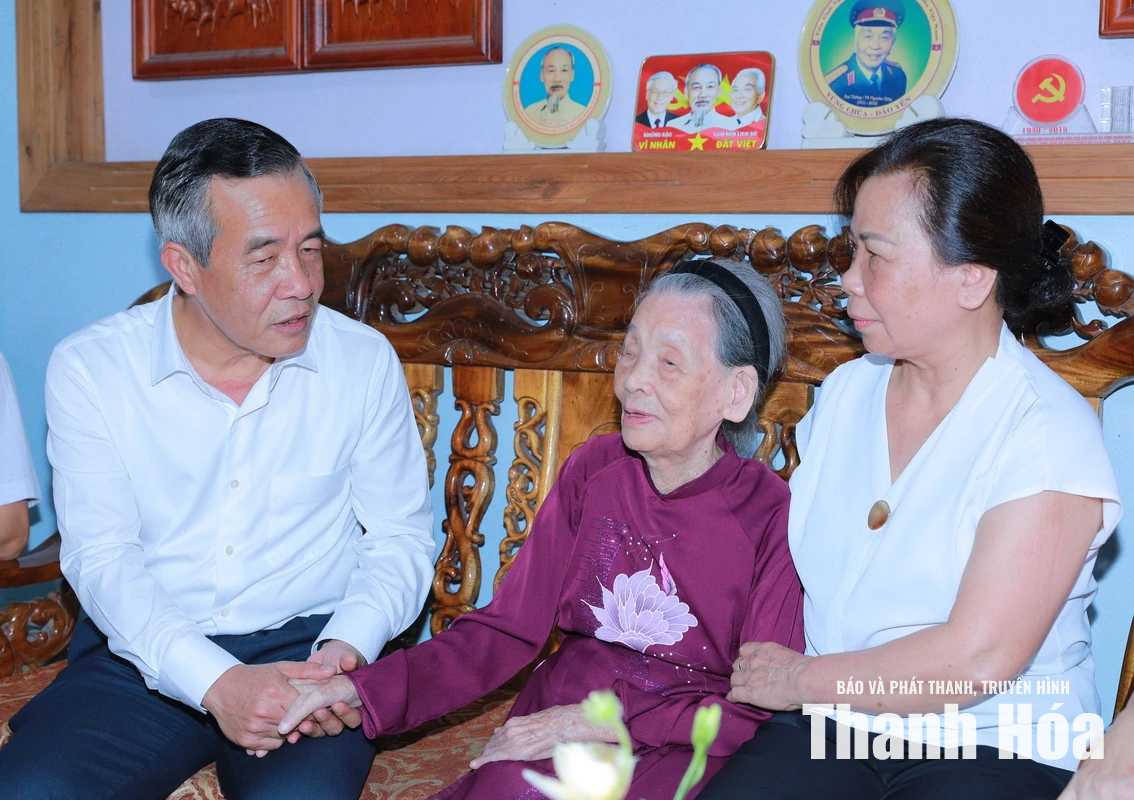Bí thư Tỉnh ủy Lê Đức Thái thăm, tặng quà các gia đình chính sách