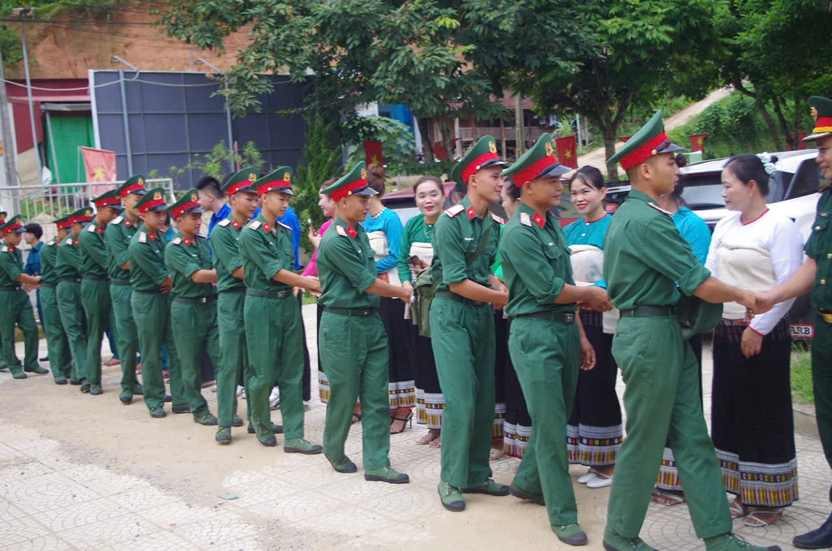 Trung đoàn 762 hành quân dã ngoại làm công tác dân vận tại xã Yên Nhân