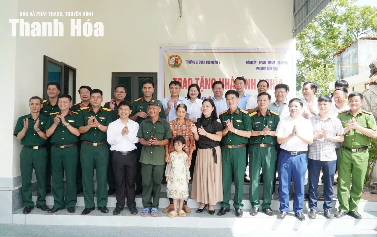 Trường Sĩ quan Lục quân 2 trao nhà tình nghĩa, nhà đại đoàn kết tại phường Bỉm Sơn