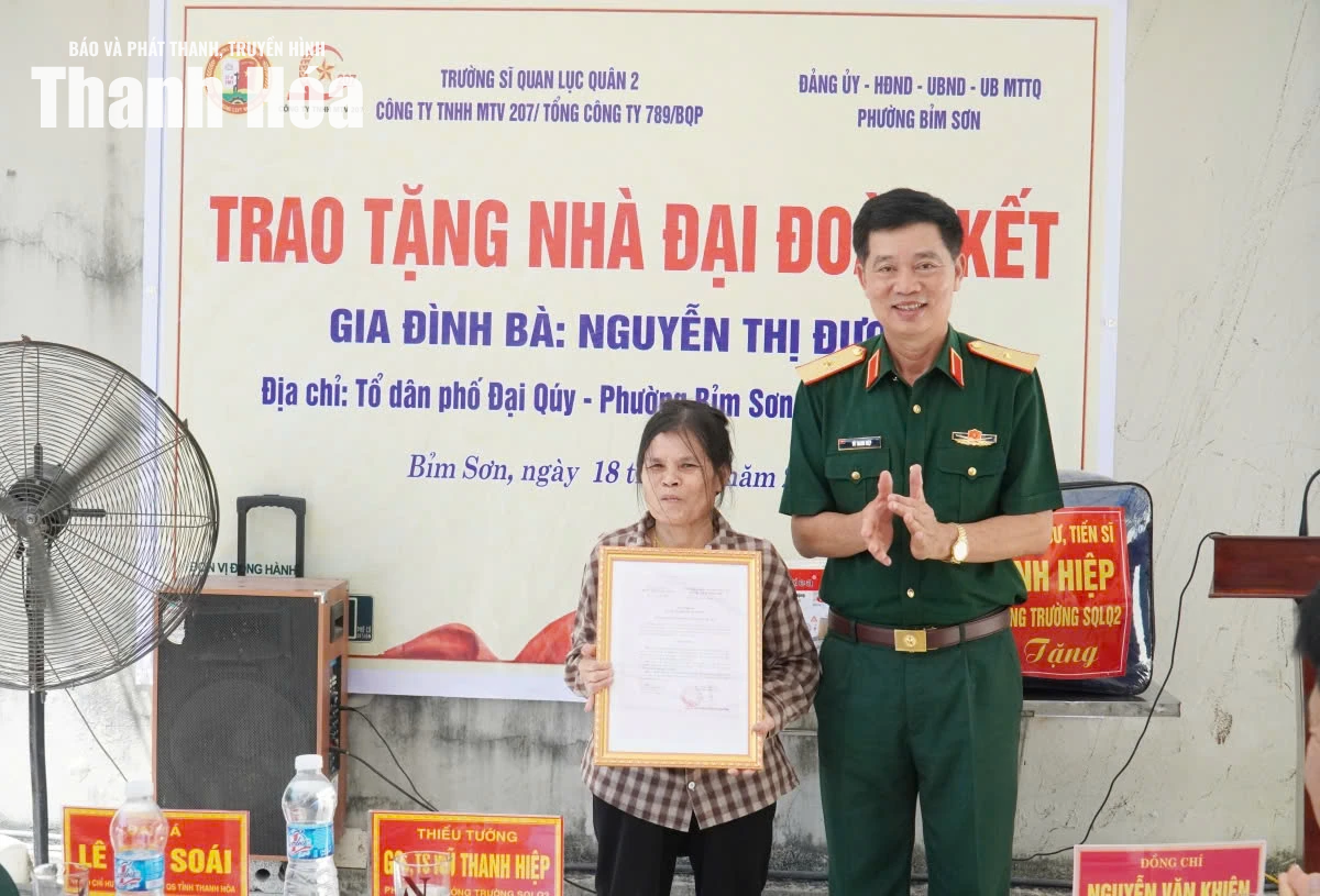 Trường Sĩ quan Lục quân 2 trao nhà tình nghĩa, nhà đại đoàn kết tại phường Bỉm Sơn
