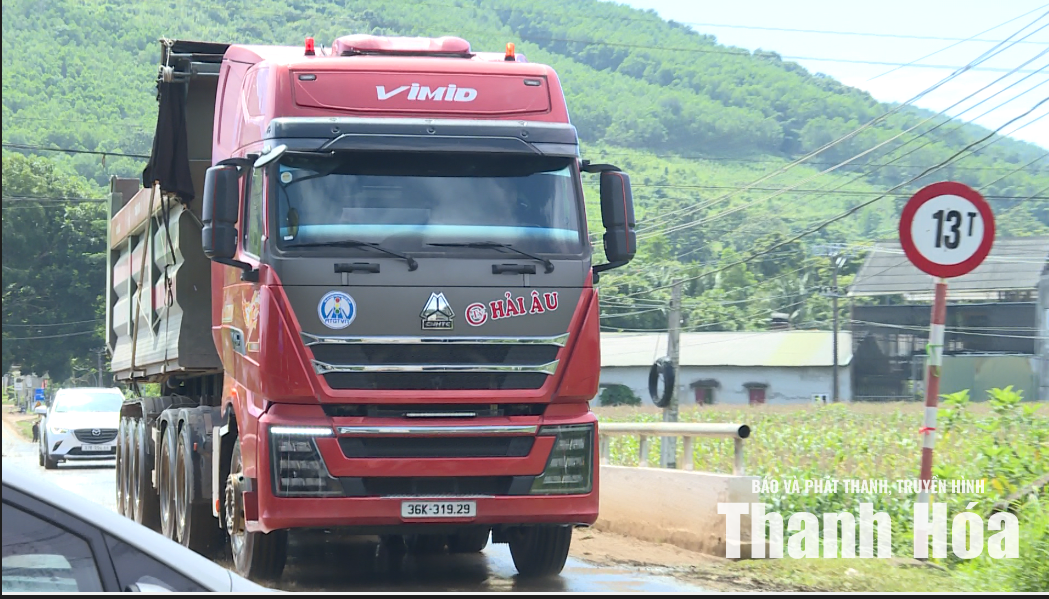 Cầu 13 tấn oằn mình “gánh” xe tải trọng lớn