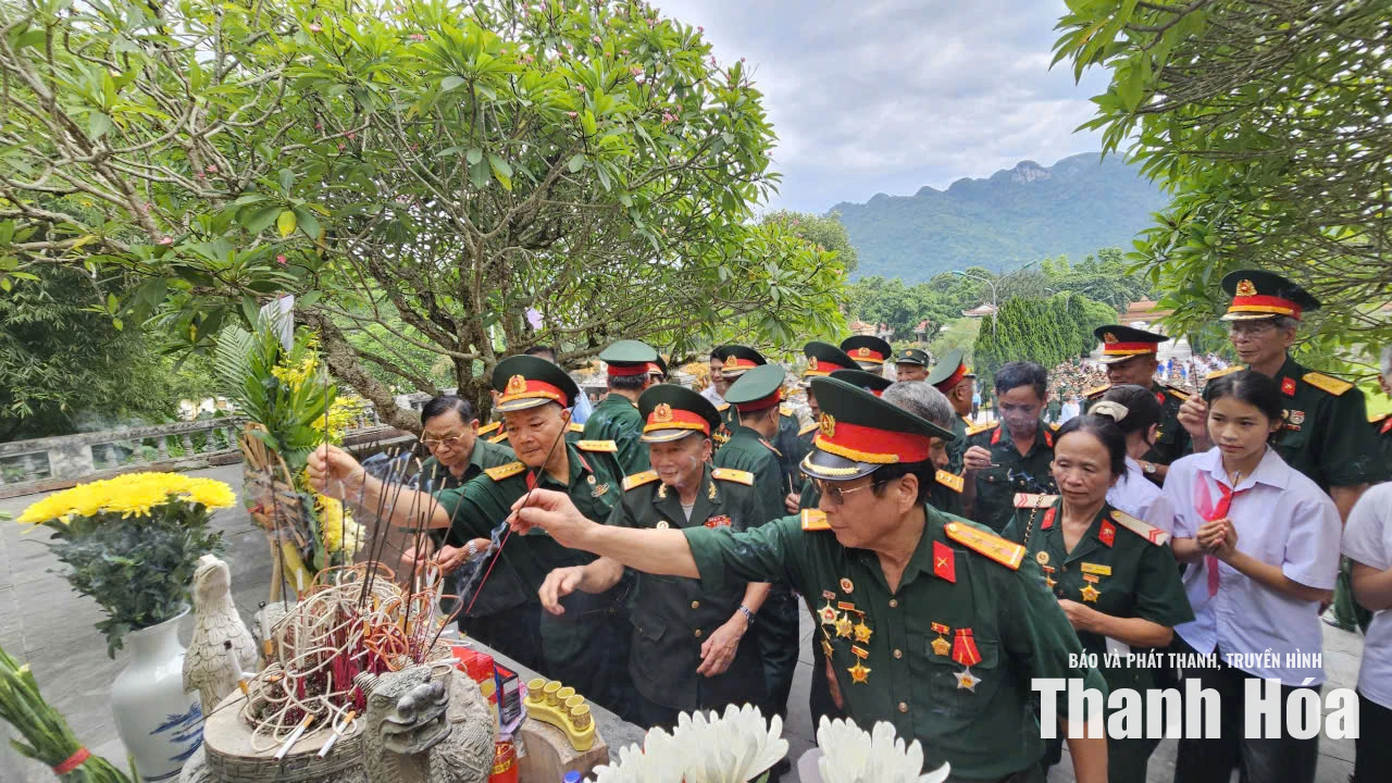 Cựu quân tình nguyện và chuyên gia quân sự Việt Nam tại Lào tri ân các Anh hùng liệt sĩ