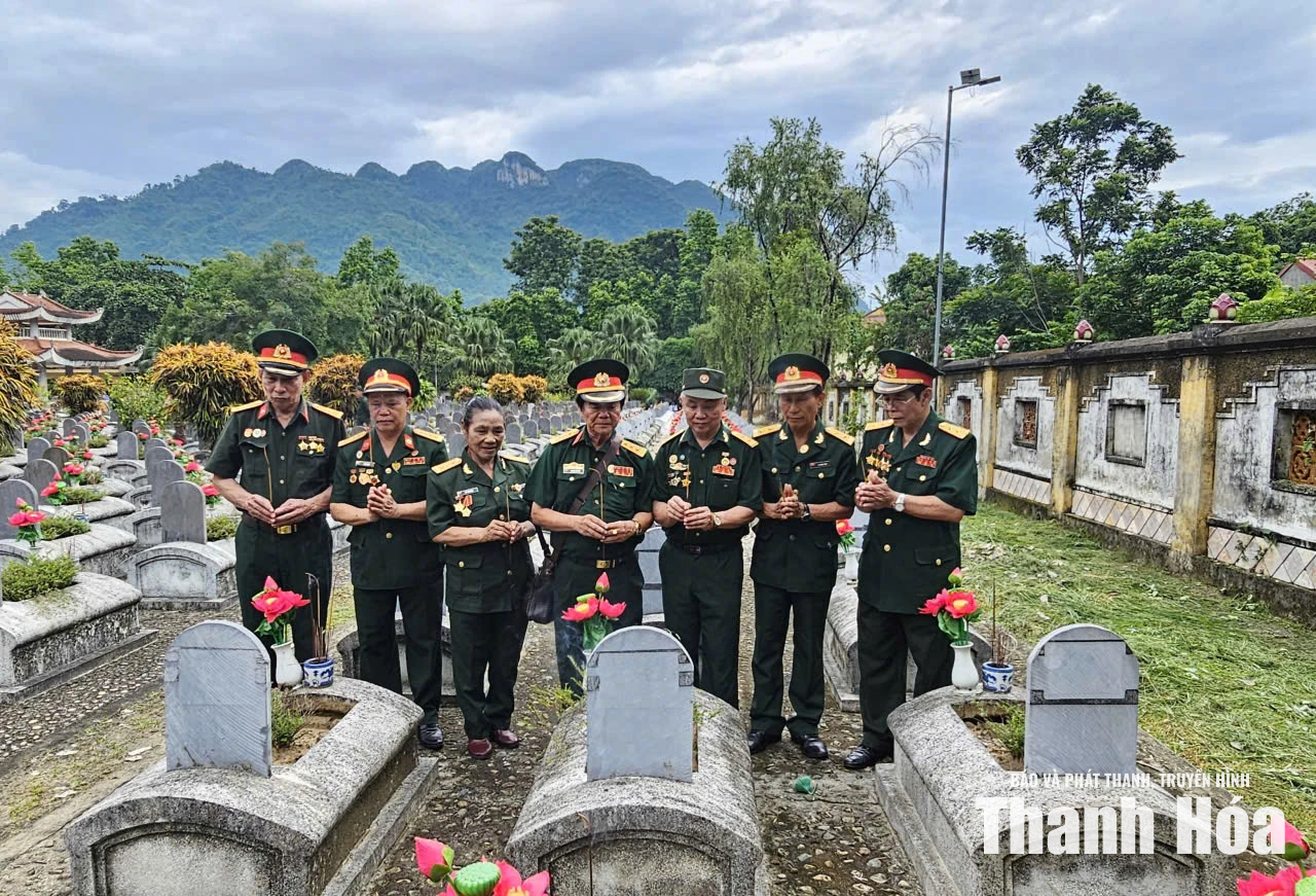 Cựu quân tình nguyện và chuyên gia quân sự Việt Nam tại Lào tri ân các Anh hùng liệt sĩ