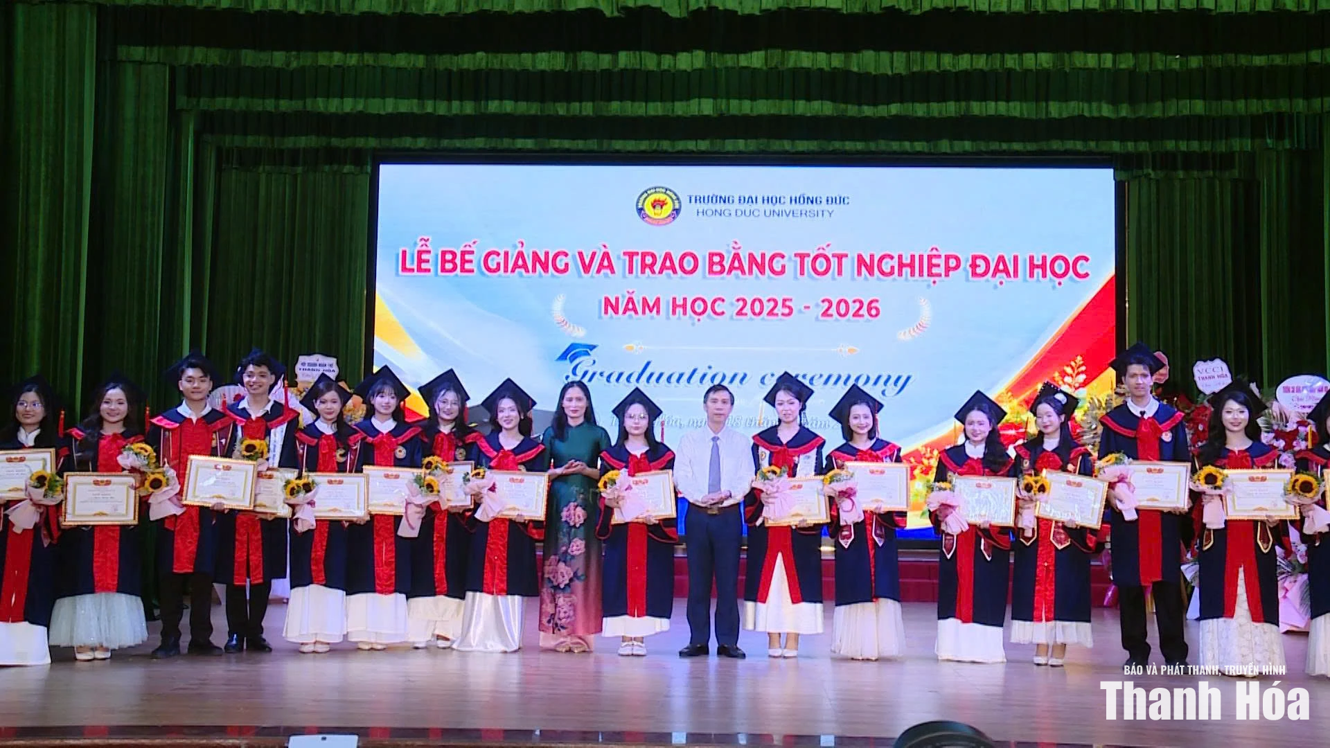 Nhiều sinh viên Trường Đại học Hồng Đức được khen thưởng tại Lễ trao bằng tốt nghiệp đại học năm 2026