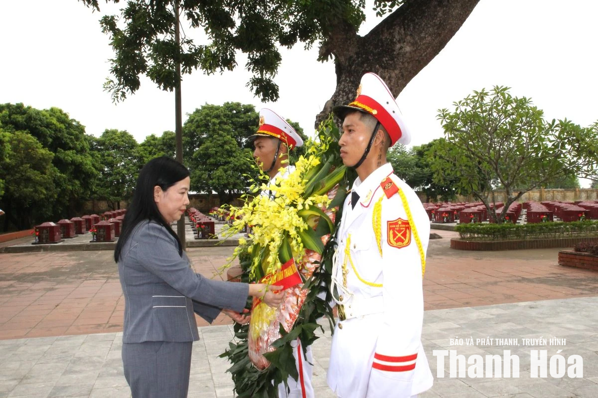 Chủ nhiệm Ủy ban Kiểm tra Tỉnh ủy Phạm Thị Thanh Thủy viếng nghĩa trang liệt sĩ; thăm, tặng quà gia đình chính sách