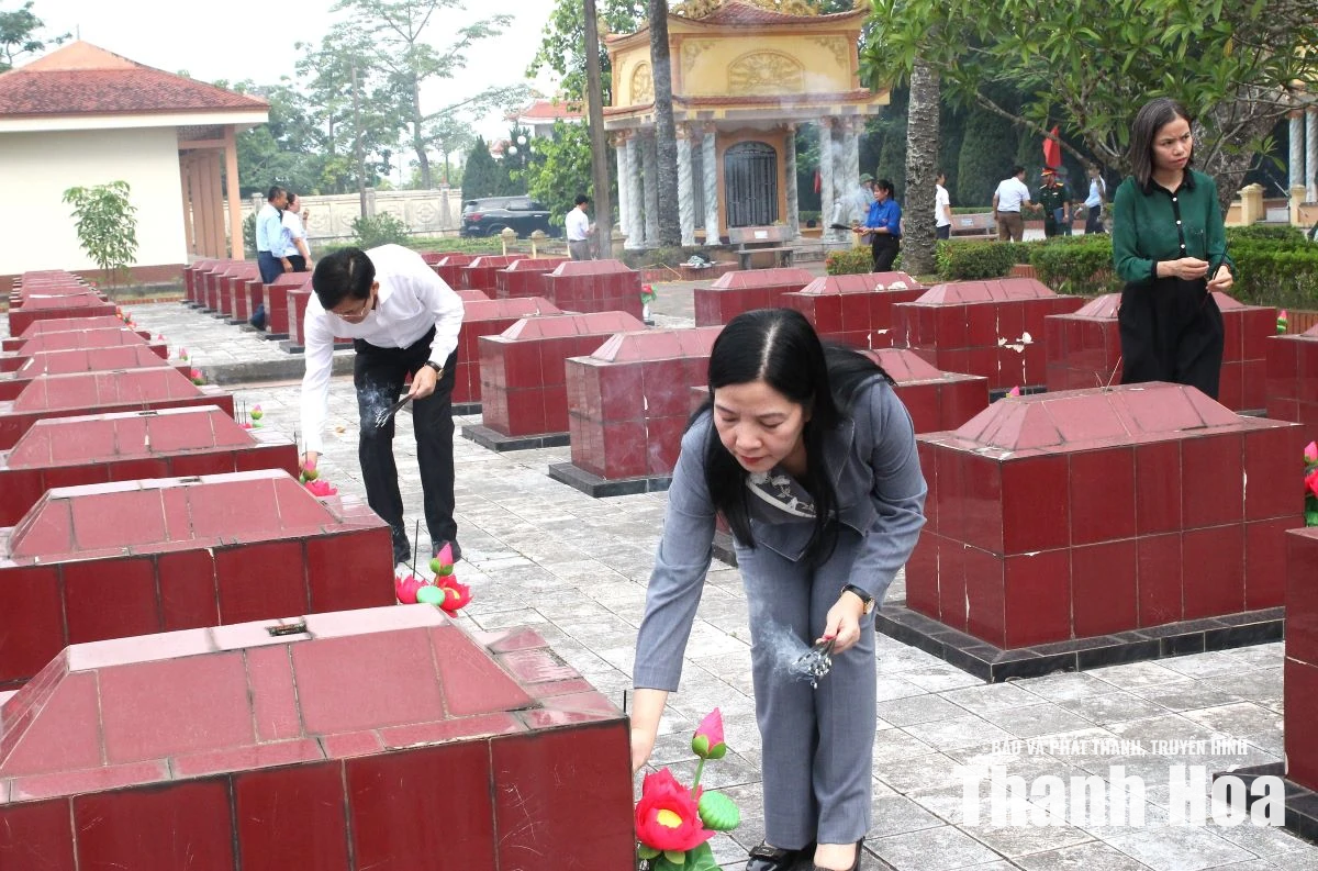 Chủ nhiệm Ủy ban Kiểm tra Tỉnh ủy Phạm Thị Thanh Thủy viếng nghĩa trang liệt sĩ; thăm, tặng quà gia đình chính sách