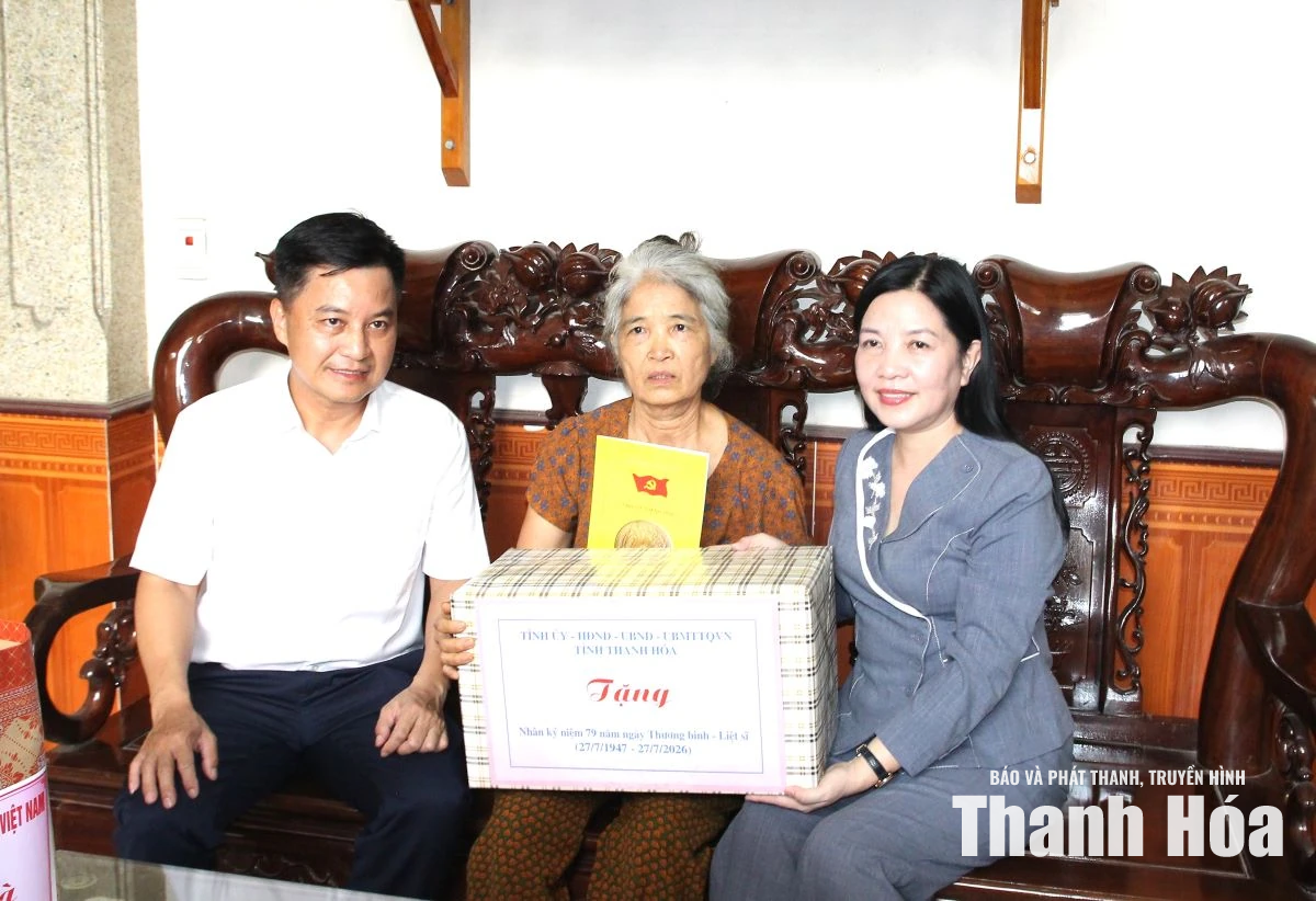 Chủ nhiệm Ủy ban Kiểm tra Tỉnh ủy Phạm Thị Thanh Thủy viếng nghĩa trang liệt sĩ; thăm, tặng quà gia đình chính sách