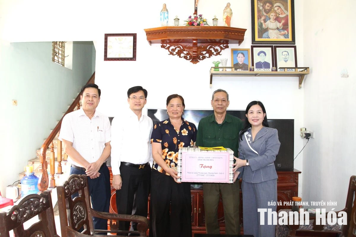 Chủ nhiệm Ủy ban Kiểm tra Tỉnh ủy Phạm Thị Thanh Thủy viếng nghĩa trang liệt sĩ; thăm, tặng quà gia đình chính sách
