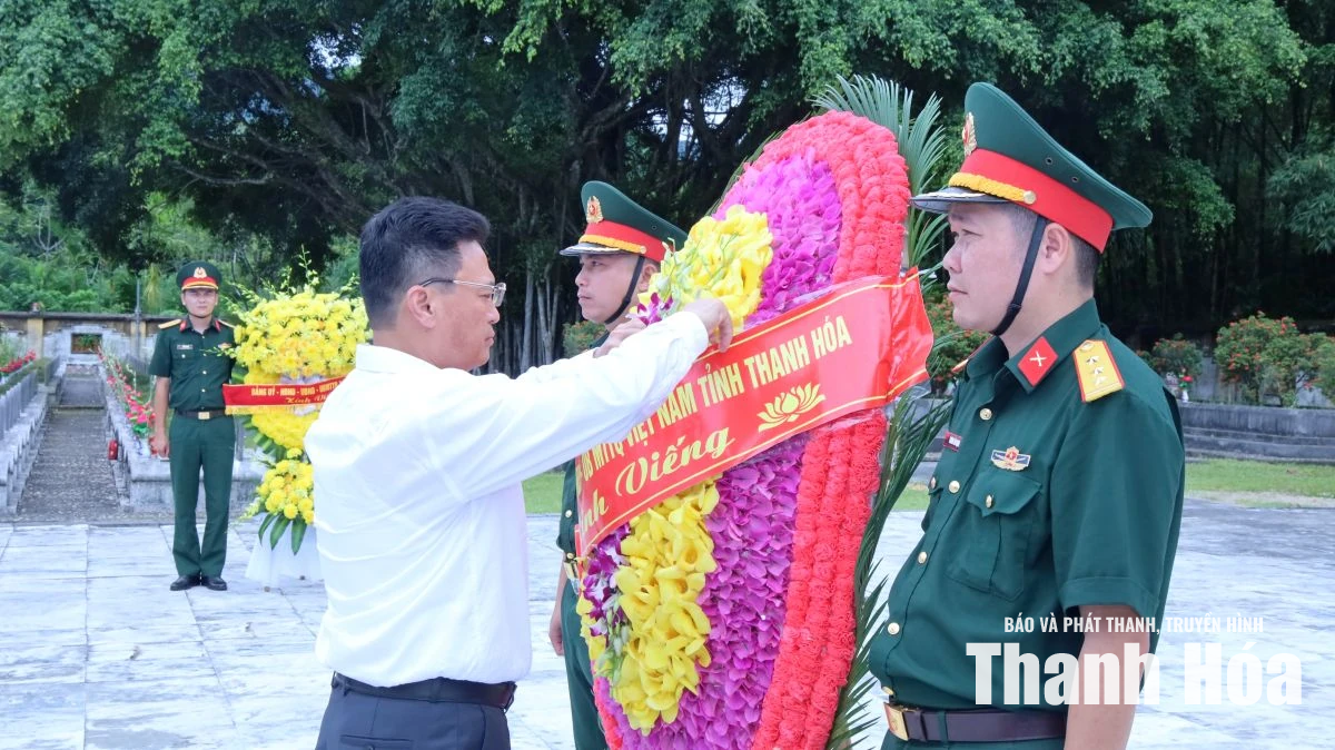 Đoàn công tác của tỉnh viếng nghĩa trang liệt sĩ; thăm, tặng quà người có công tại xã Thiết Ống và Điền Quang