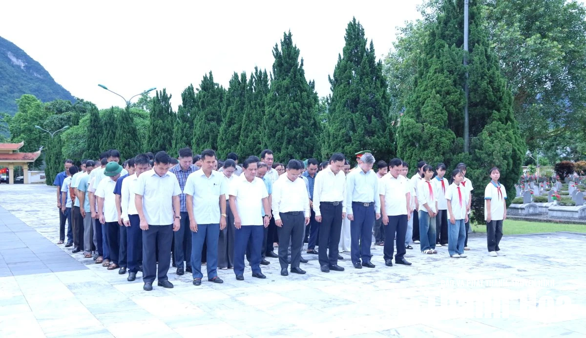 Đoàn công tác của tỉnh viếng nghĩa trang liệt sĩ; thăm, tặng quà người có công tại xã Thiết Ống và Điền Quang