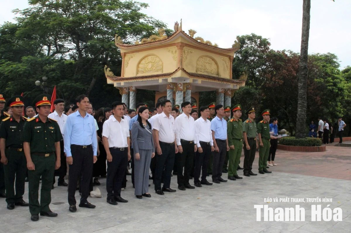 Chủ nhiệm Ủy ban Kiểm tra Tỉnh ủy Phạm Thị Thanh Thủy viếng nghĩa trang liệt sĩ; thăm, tặng quà gia đình chính sách