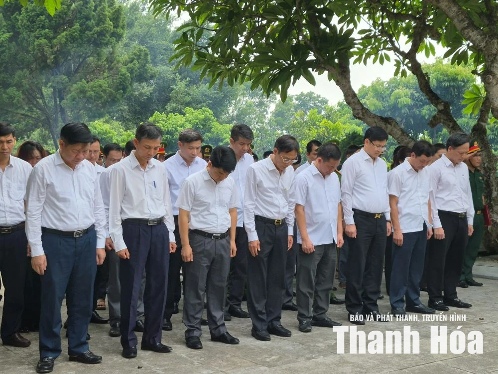 Phó Chủ tịch UBND tỉnh Đầu Thanh Tùng viếng nghĩa trang liệt sĩ; thăm, tặng quà gia đình chính sách phường Quang Trung, Bỉm Sơn