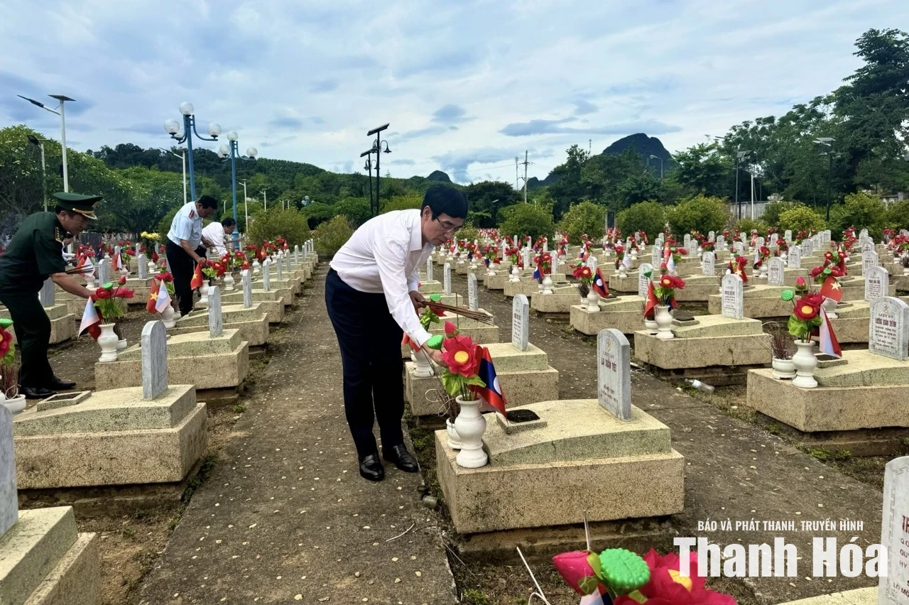 Đoàn đại biểu tỉnh Thanh Hóa viếng các Anh hùng liệt sĩ tại Nghĩa trang Liệt sĩ quốc tế Việt - Lào, tỉnh Nghệ An