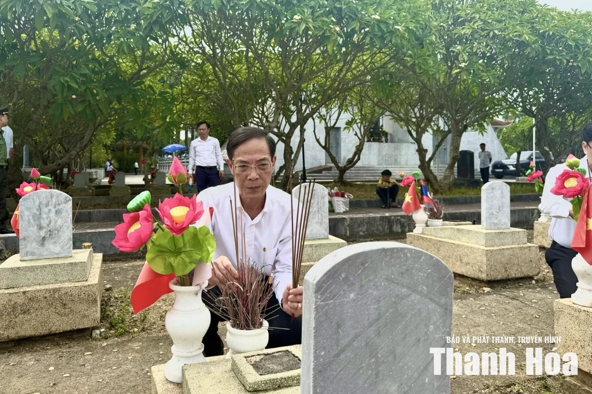 Đoàn đại biểu tỉnh Thanh Hóa viếng các Anh hùng liệt sĩ tại Nghĩa trang Liệt sĩ quốc tế Việt - Lào, tỉnh Nghệ An