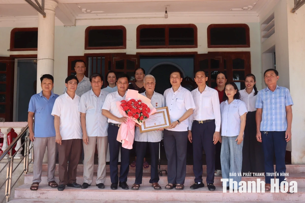 Trao Huy hiệu 65 năm tuổi Đảng cho đồng chí Phan Trung Kiên
