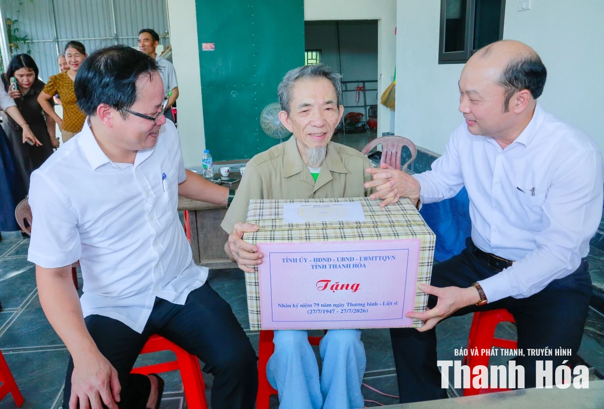 Phó Chủ tịch UBND tỉnh Cao Văn Cường viếng nghĩa trang liệt sĩ; tặng quà gia đình chính sách xã Hậu Lộc, Triệu Lộc