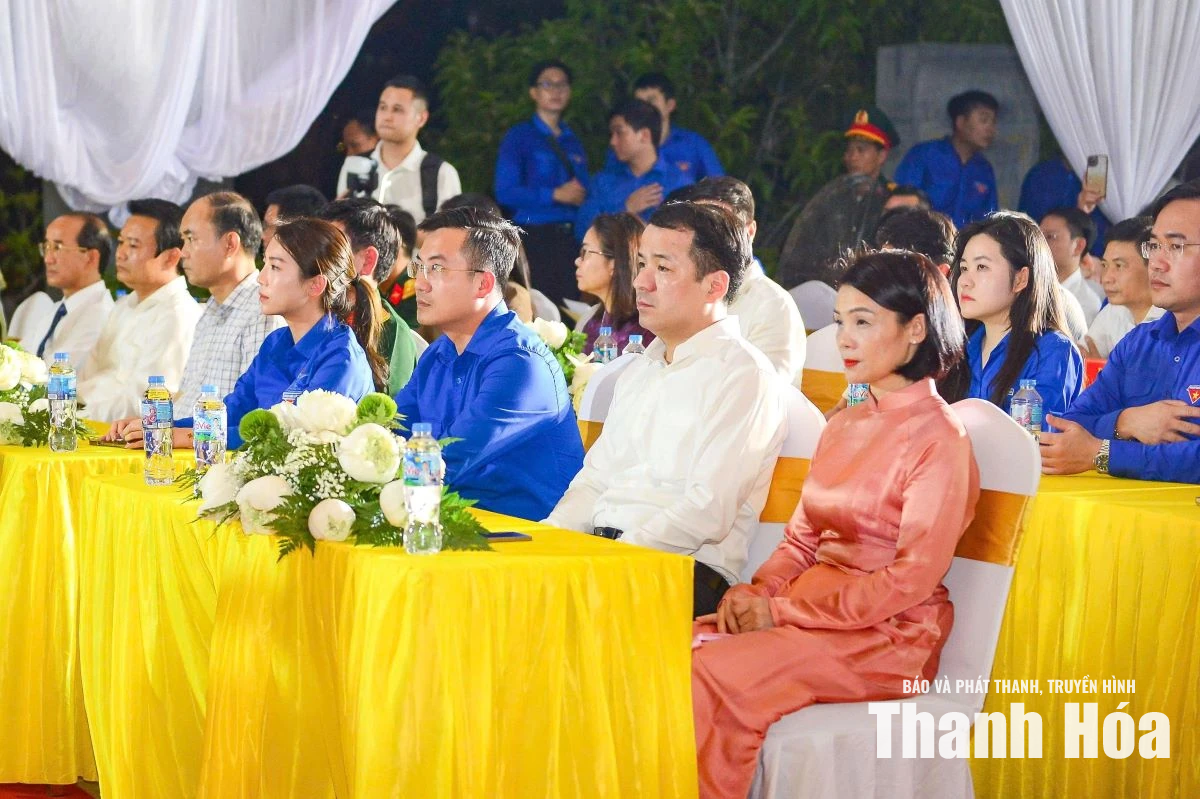 Cầu siêu và thắp nến tri ân các Anh hùng liệt sĩ tại Nghĩa trang liệt sĩ Hàm Rồng