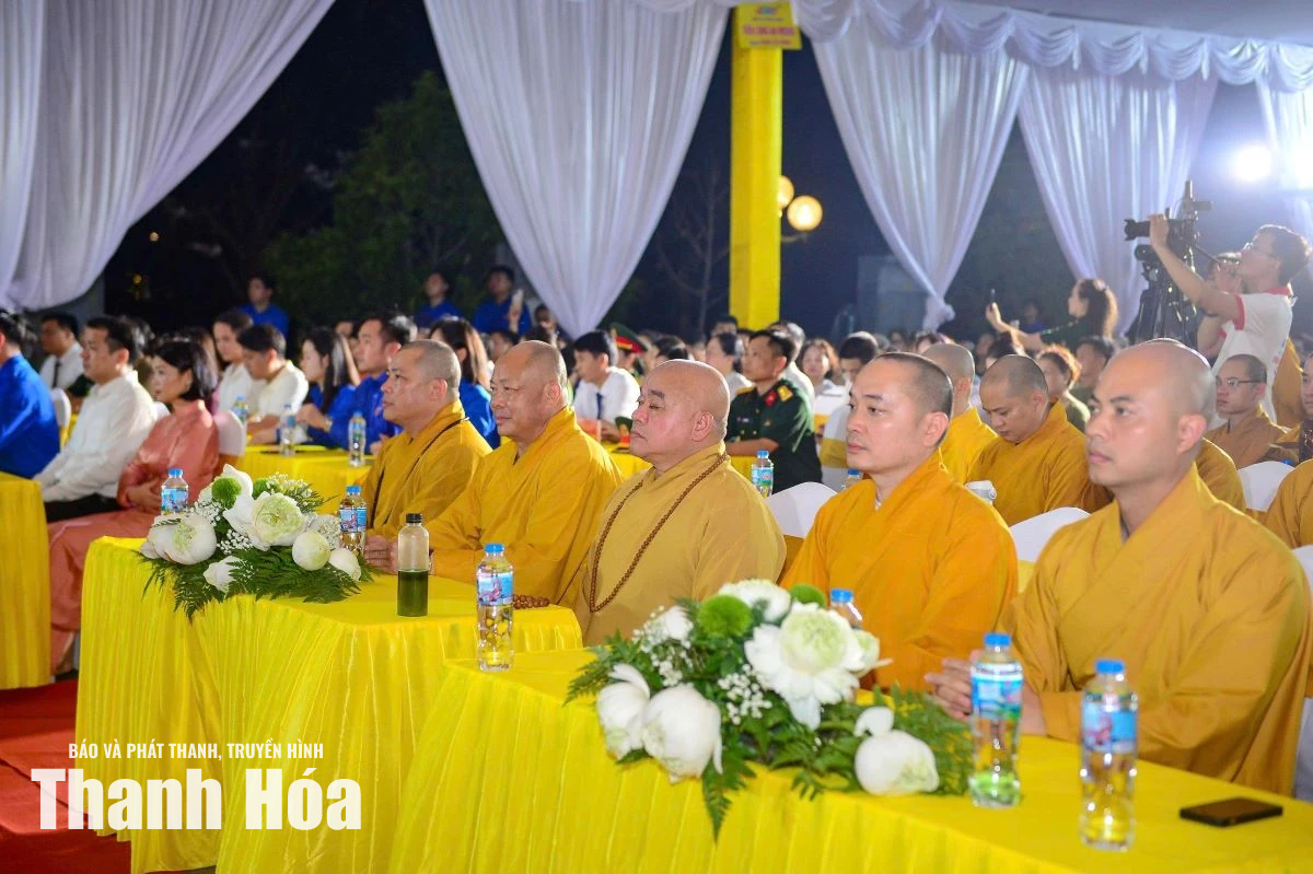 Cầu siêu và thắp nến tri ân các Anh hùng liệt sĩ tại Nghĩa trang liệt sĩ Hàm Rồng