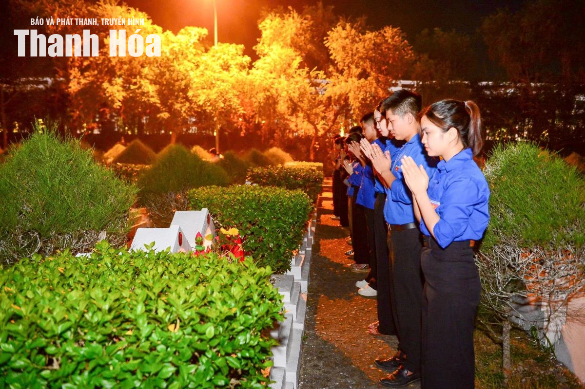 Cầu siêu và thắp nến tri ân các Anh hùng liệt sĩ tại Nghĩa trang liệt sĩ Hàm Rồng