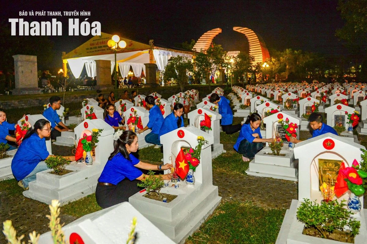 Cầu siêu và thắp nến tri ân các Anh hùng liệt sĩ tại Nghĩa trang liệt sĩ Hàm Rồng