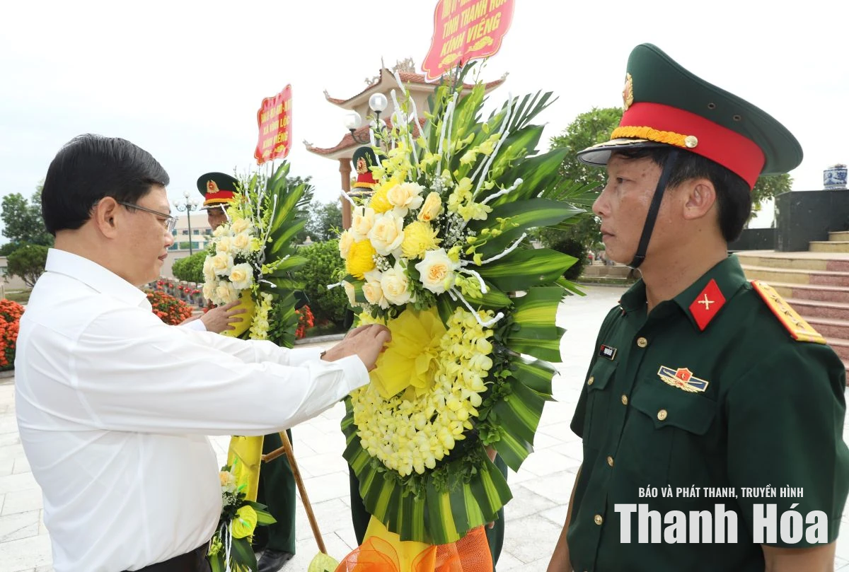 Phó Chủ tịch Thường trực UBND tỉnh Mai Xuân Liêm dâng hương tri ân các Anh hùng liệt sĩ; thăm, tặng quà người có công