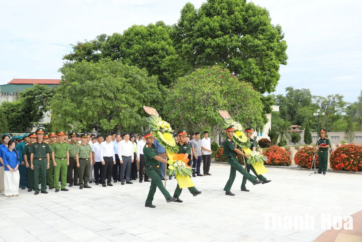 Phó Chủ tịch Thường trực UBND tỉnh Mai Xuân Liêm dâng hương tri ân các Anh hùng liệt sĩ; thăm, tặng quà người có công