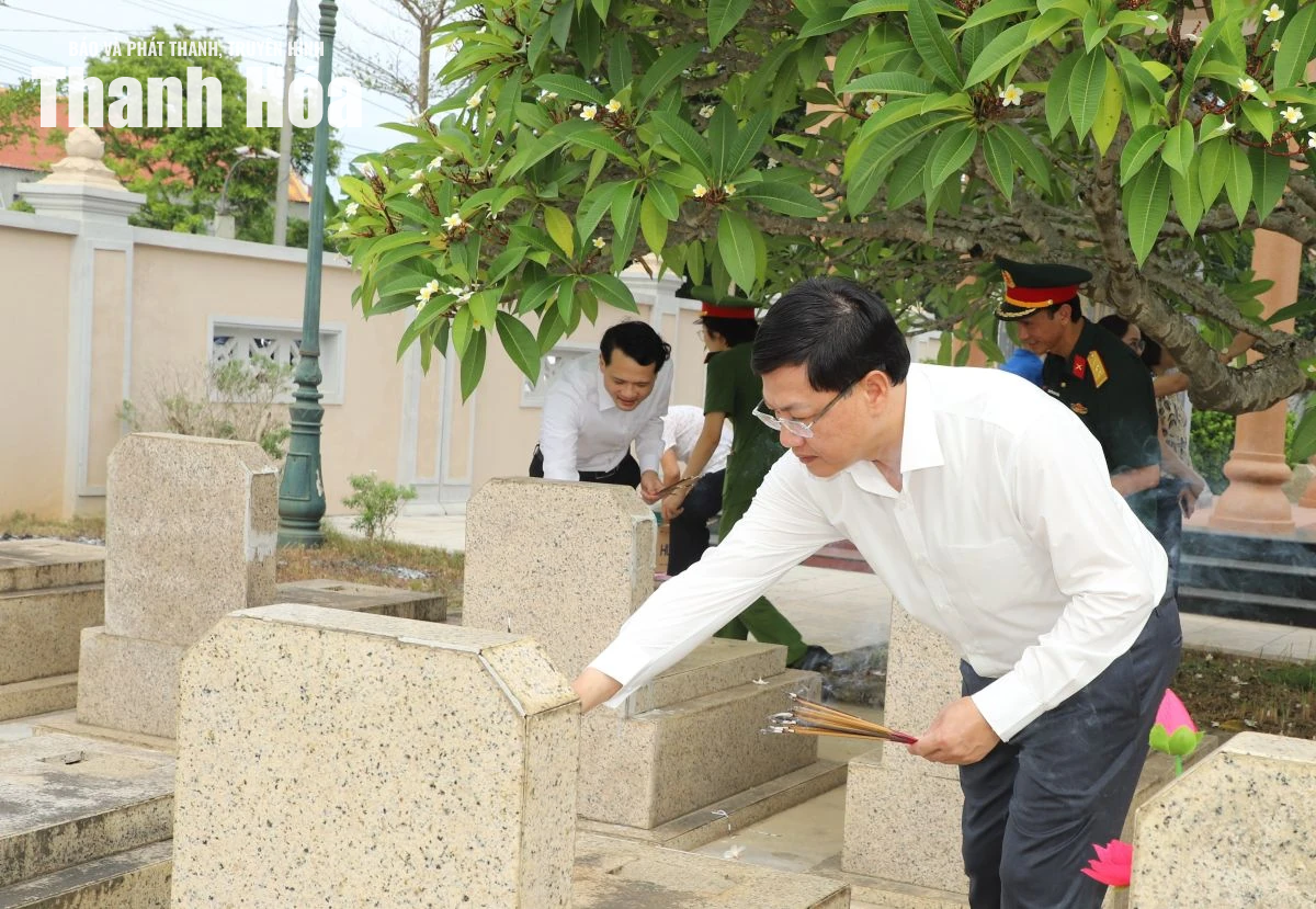 Phó Chủ tịch Thường trực UBND tỉnh Mai Xuân Liêm dâng hương tri ân các Anh hùng liệt sĩ; thăm, tặng quà người có công