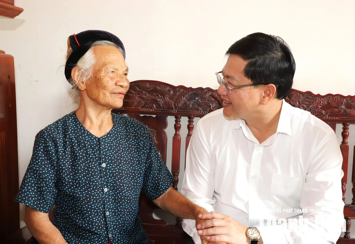 Phó Chủ tịch Thường trực UBND tỉnh Mai Xuân Liêm dâng hương tri ân các Anh hùng liệt sĩ; thăm, tặng quà người có công
