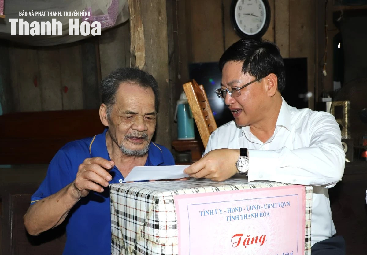 Phó Chủ tịch Thường trực UBND tỉnh Mai Xuân Liêm dâng hương tri ân các Anh hùng liệt sĩ; thăm, tặng quà người có công