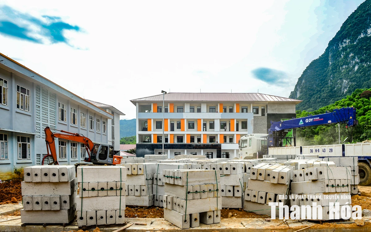 Trên công trường xây dựng Trường nội trú liên cấp nơi miền biên viễn