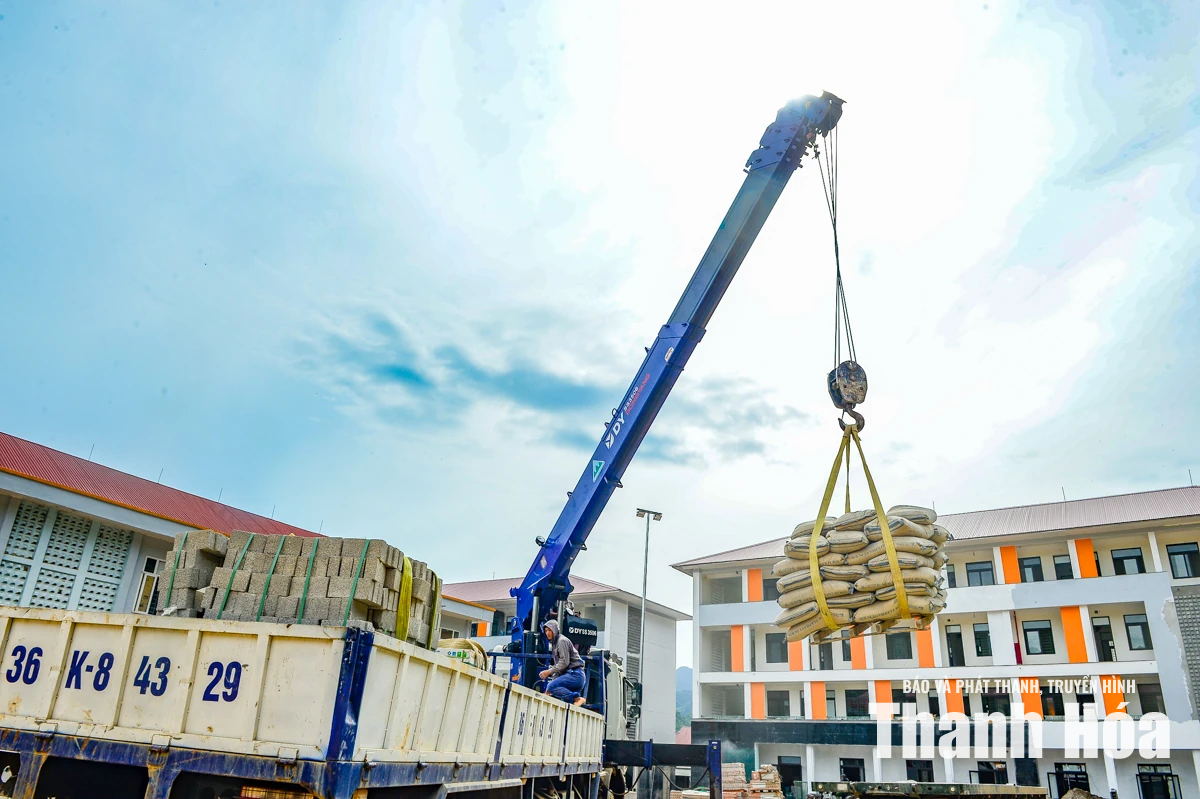 Trên công trường xây dựng Trường nội trú liên cấp nơi miền biên viễn