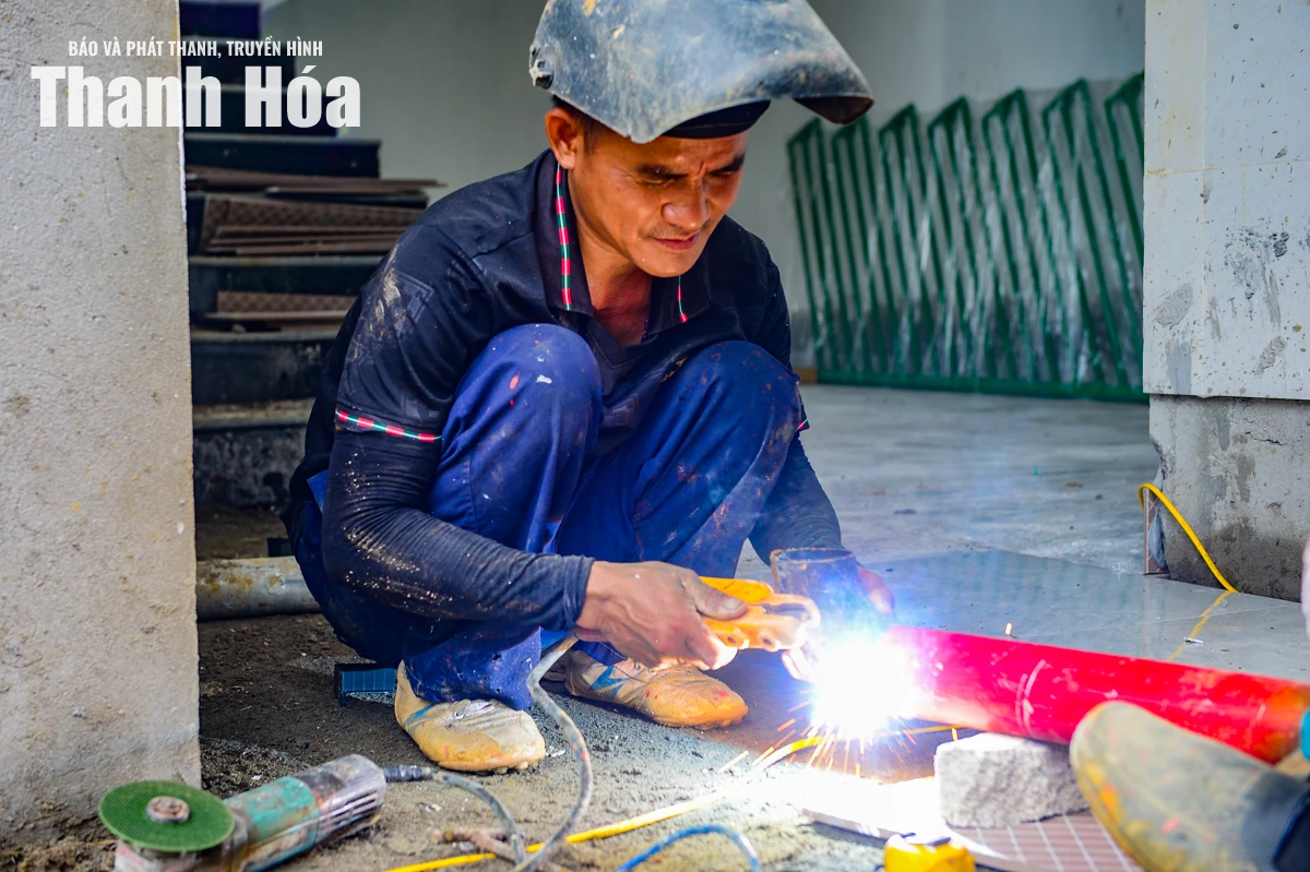 Trên công trường xây dựng Trường nội trú liên cấp nơi miền biên viễn