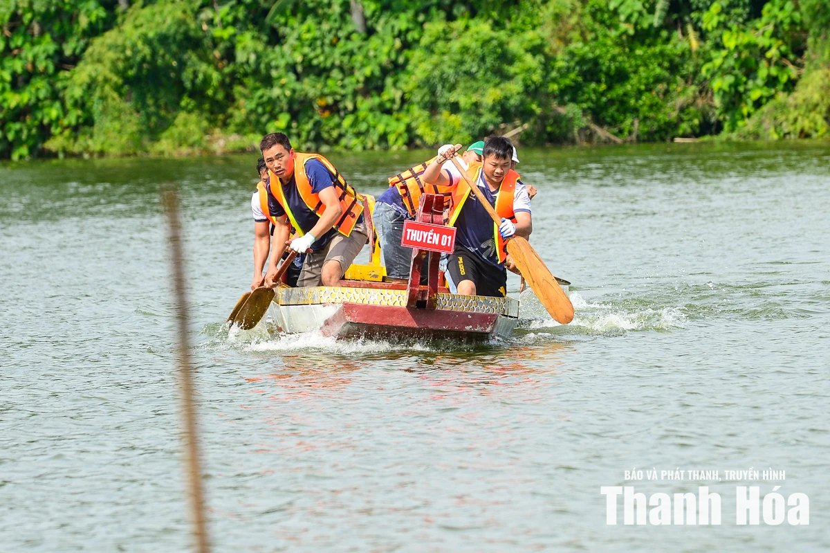 Sôi động hội thi đua thuyền truyền thống tại Lễ hội&nbsp; Làng du lịch Yên Trung 2026