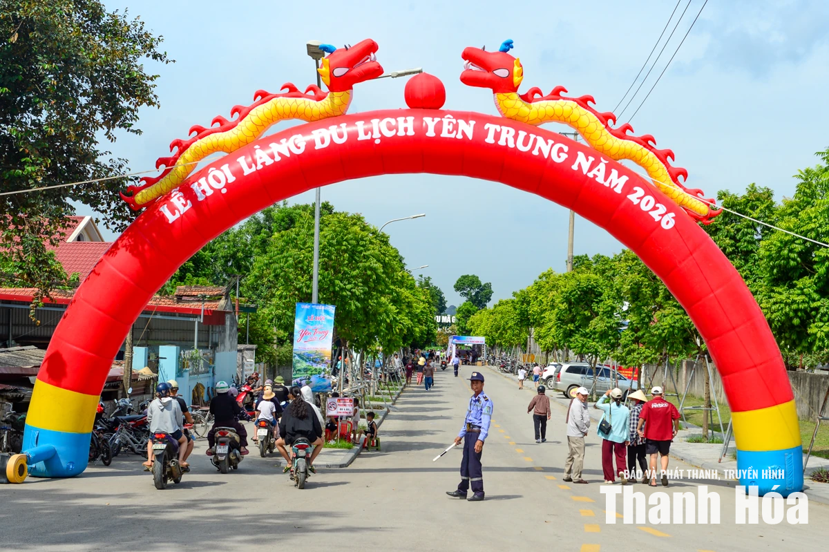 Sôi động hội thi đua thuyền truyền thống tại Lễ hội&nbsp; Làng du lịch Yên Trung 2026