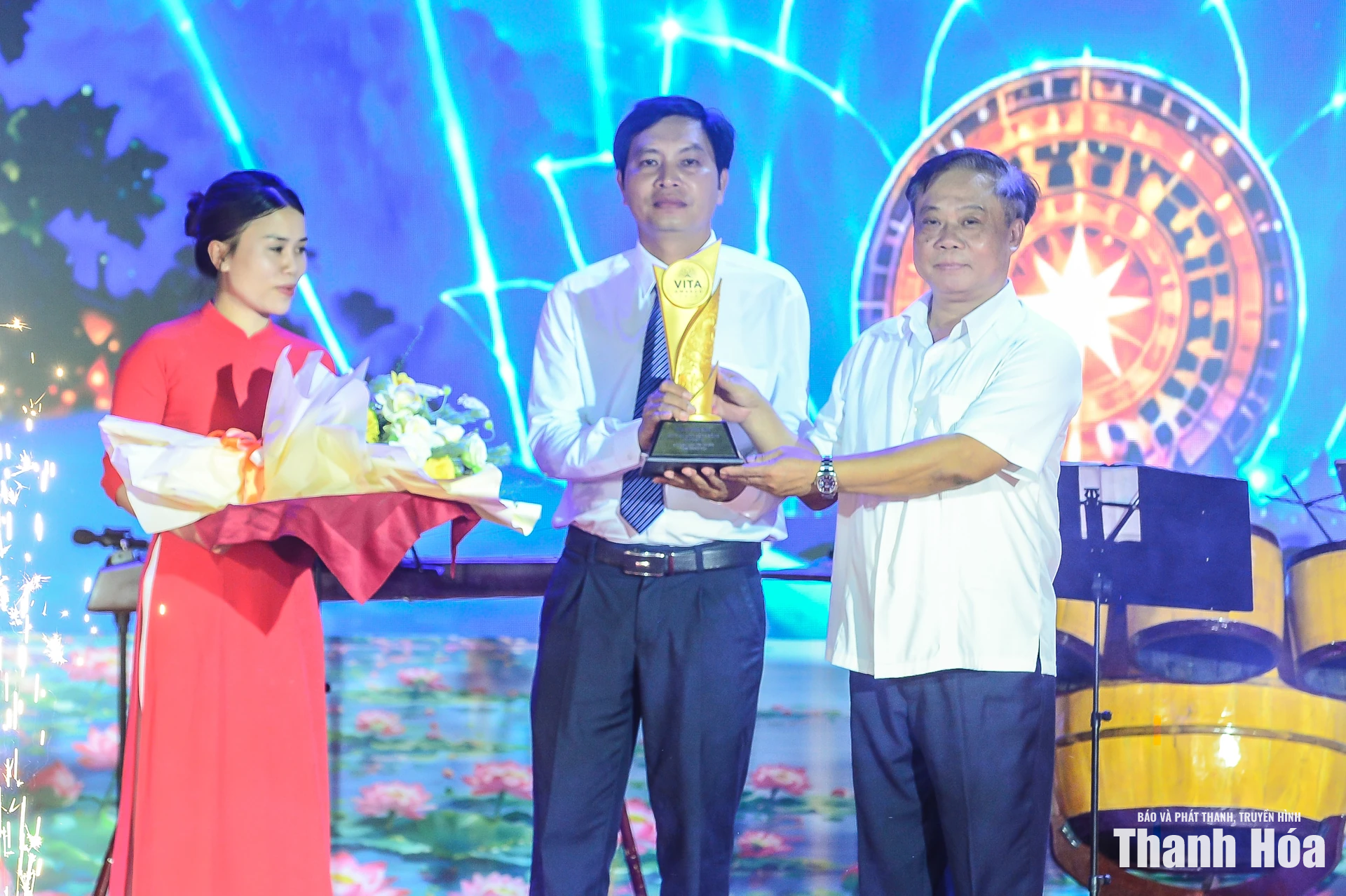 Yên Trung khai hội, đón nhận giải thưởng “Làng du lịch cộng đồng tốt nhất năm”