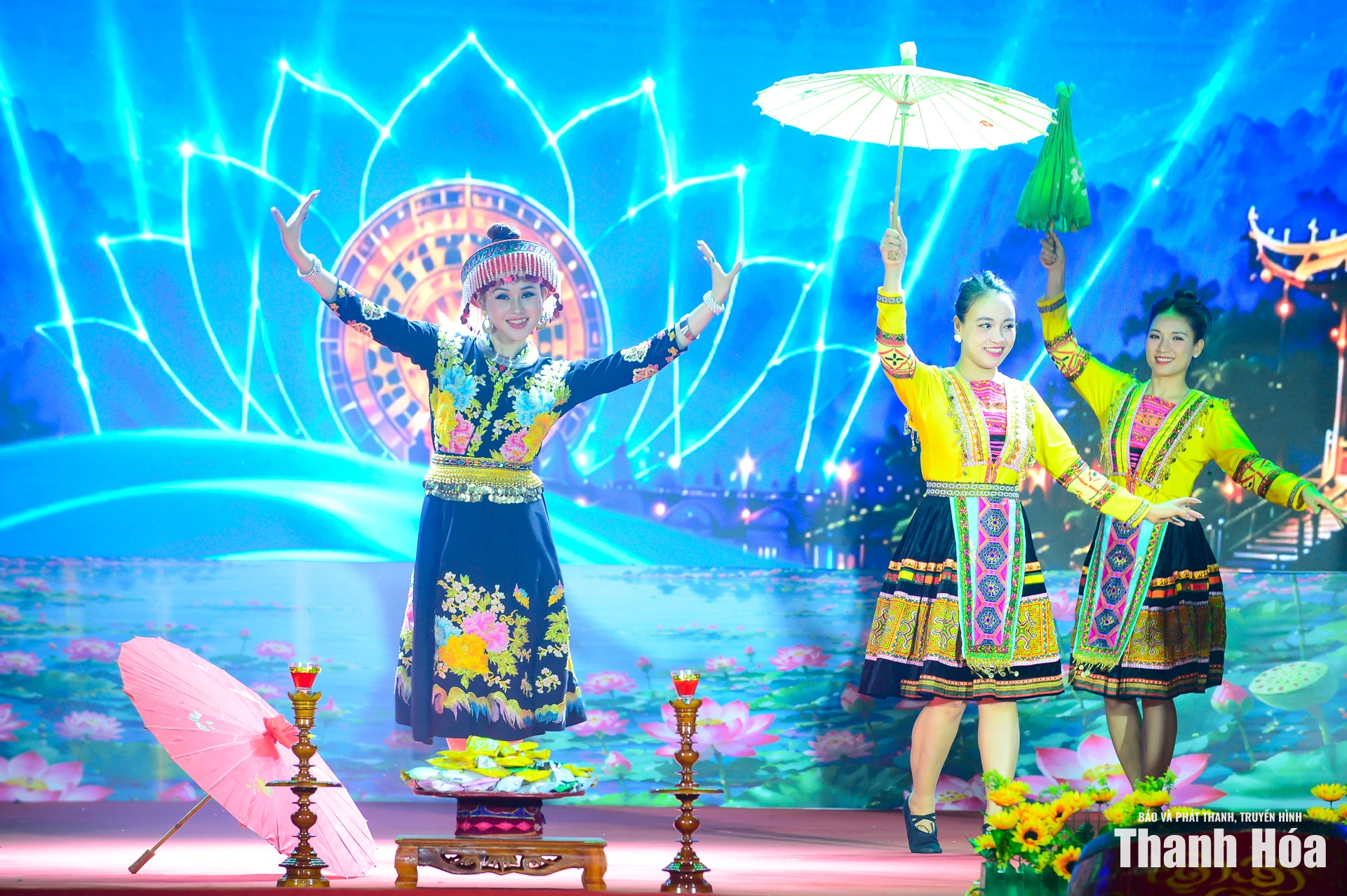 Yên Trung khai hội, đón nhận giải thưởng “Làng du lịch cộng đồng tốt nhất năm”