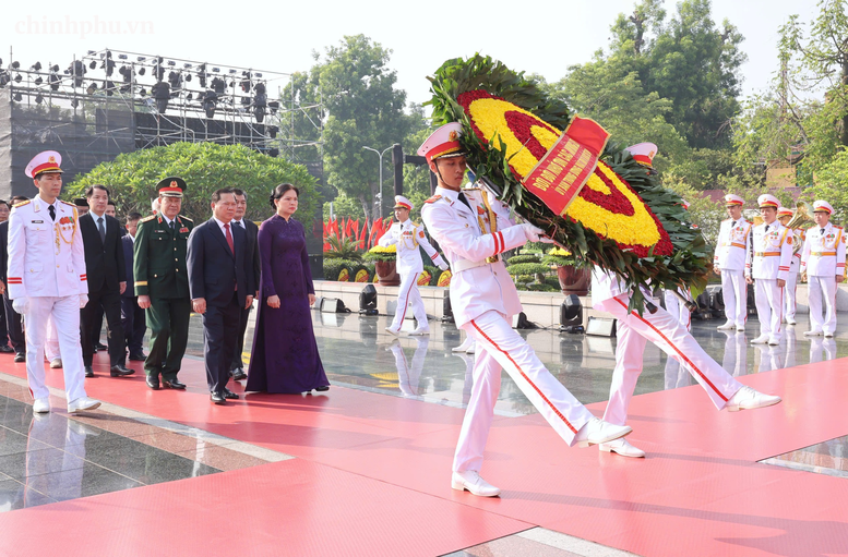 Lãnh đạo Đảng, Nhà nước tưởng niệm các Anh hùng liệt sĩ và viếng Chủ tịch Hồ Chí Minh