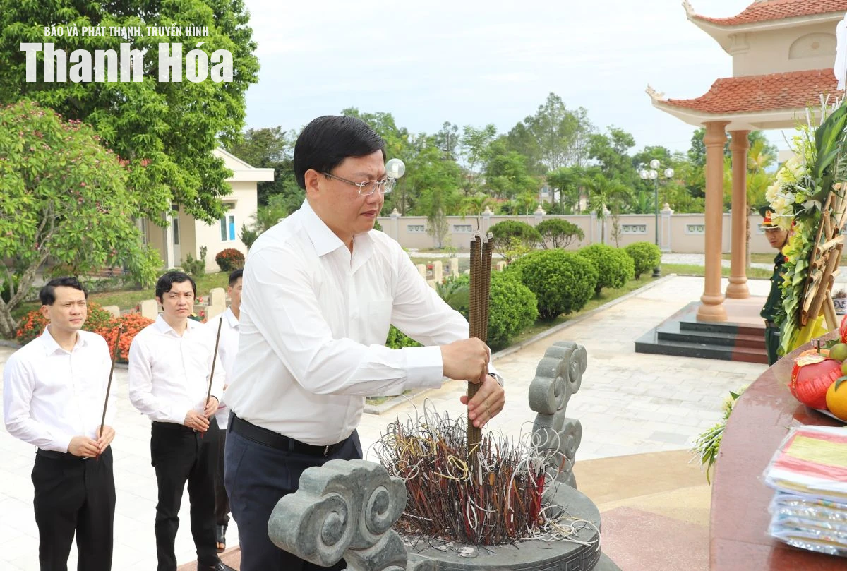 Phó Chủ tịch Thường trực UBND tỉnh Mai Xuân Liêm dâng hương tri ân các Anh hùng liệt sĩ; thăm, tặng quà người có công