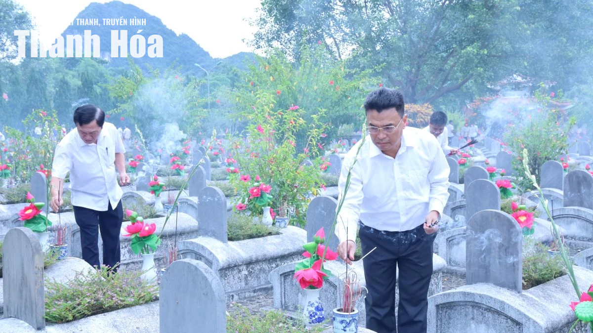 Đoàn công tác của tỉnh viếng nghĩa trang liệt sĩ; thăm, tặng quà người có công tại xã Thiết Ống và Điền Quang