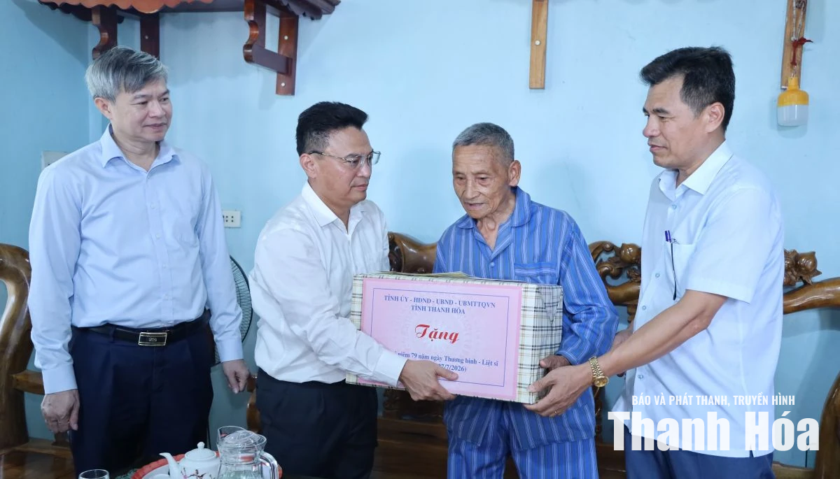 Đoàn công tác của tỉnh viếng nghĩa trang liệt sĩ; thăm, tặng quà người có công tại xã Thiết Ống và Điền Quang