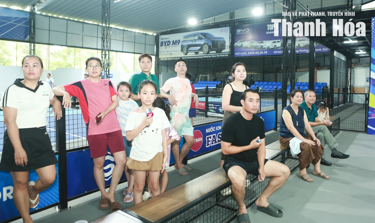 Khán giả “tiếp lửa” cho các VĐV ở giải Pickleball các nhóm tuổi