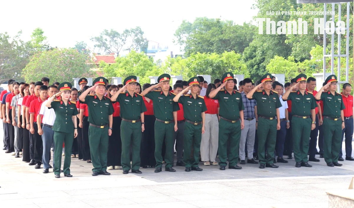 Viettel Thanh Hóa viếng các Anh hùng liệt sĩ; thăm và tặng quà người có công