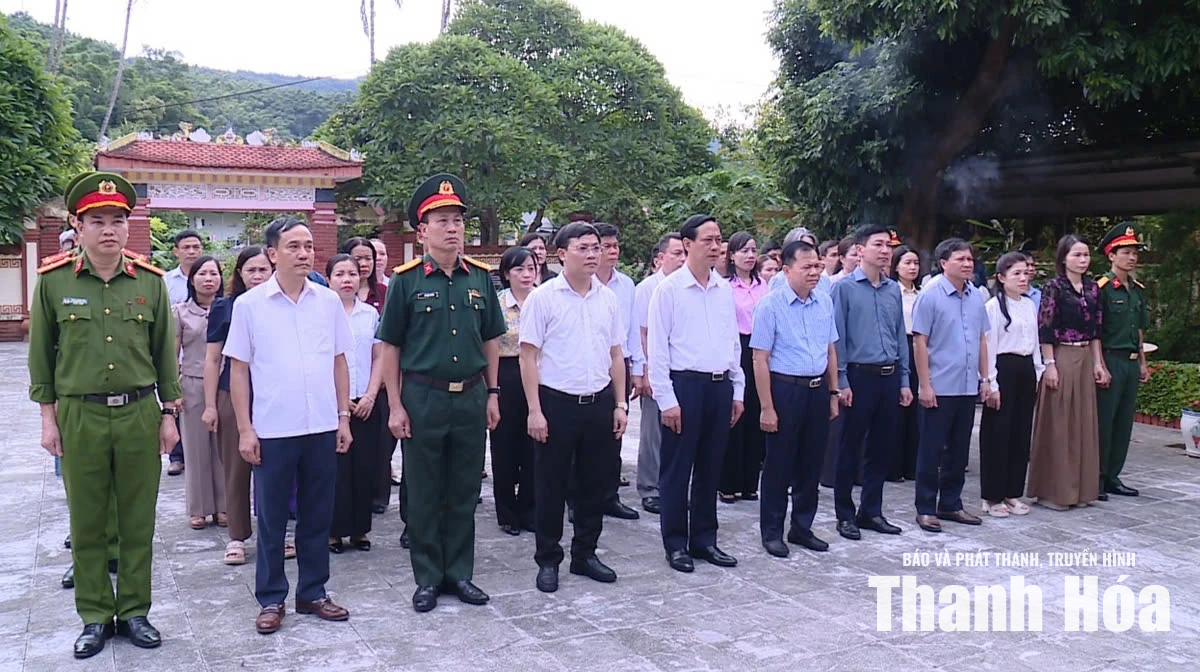 Đoàn công tác của tỉnh viếng nghĩa trang liệt sĩ; thăm, tặng quà gia đình chính sách tại xã Linh Sơn và Đồng Lương
